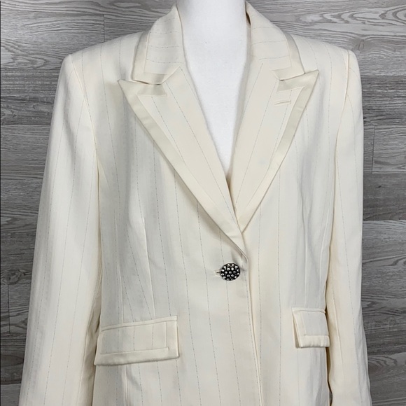Amanda Smith White 2pC Pant Suit - Picture 2 of 14